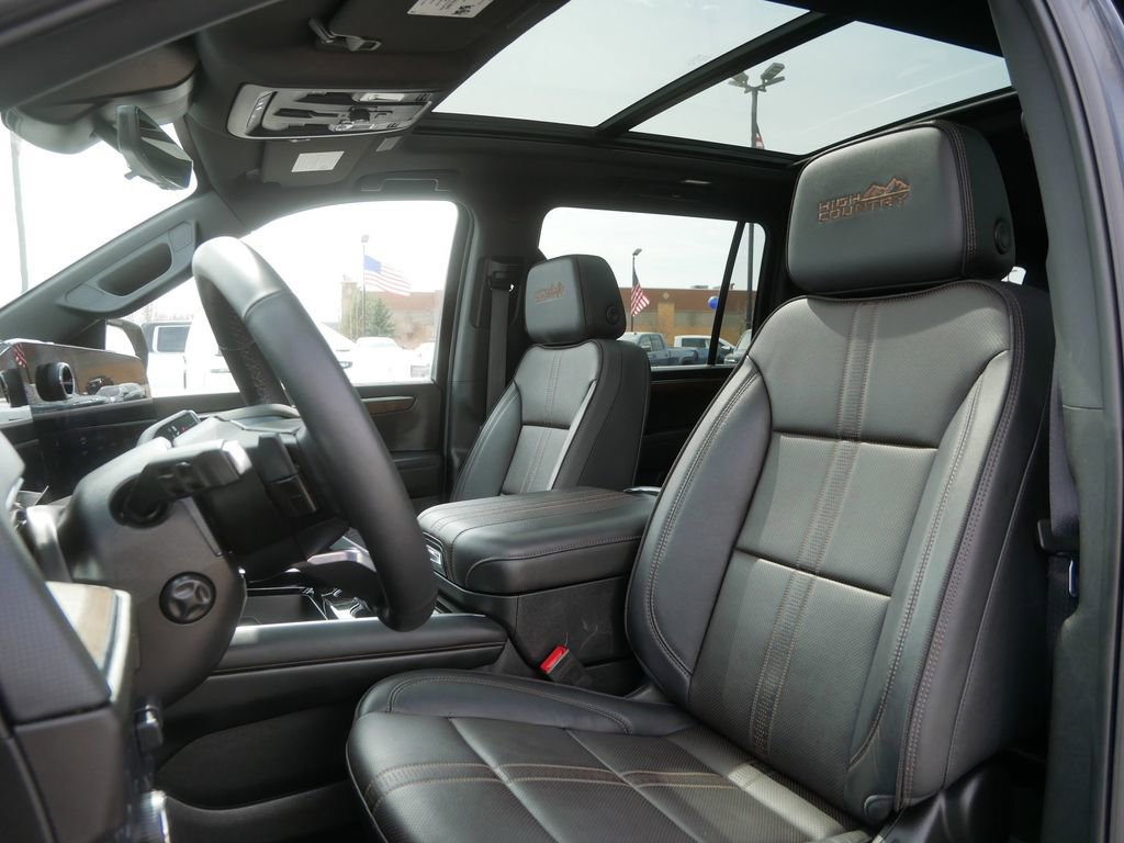 Used 2025 Chevrolet Suburban High Country AWD/4WD image 10
