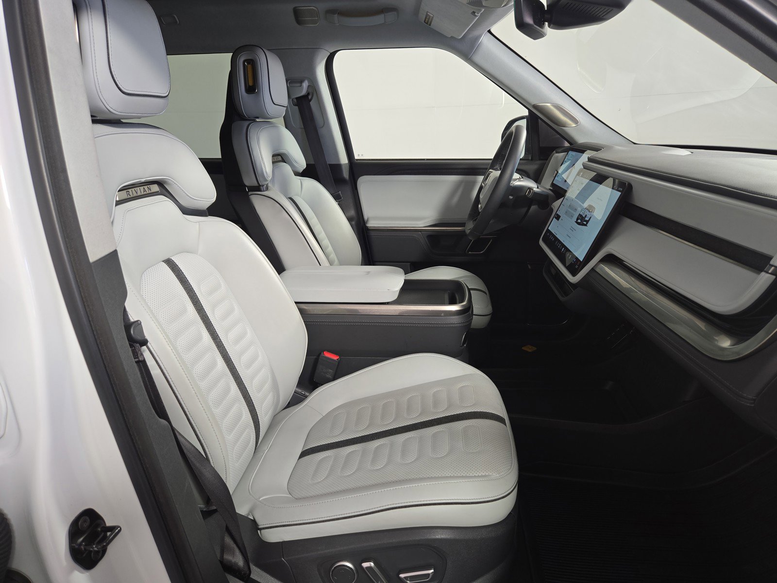 Used 2024 Rivian R1S Adventure image 23