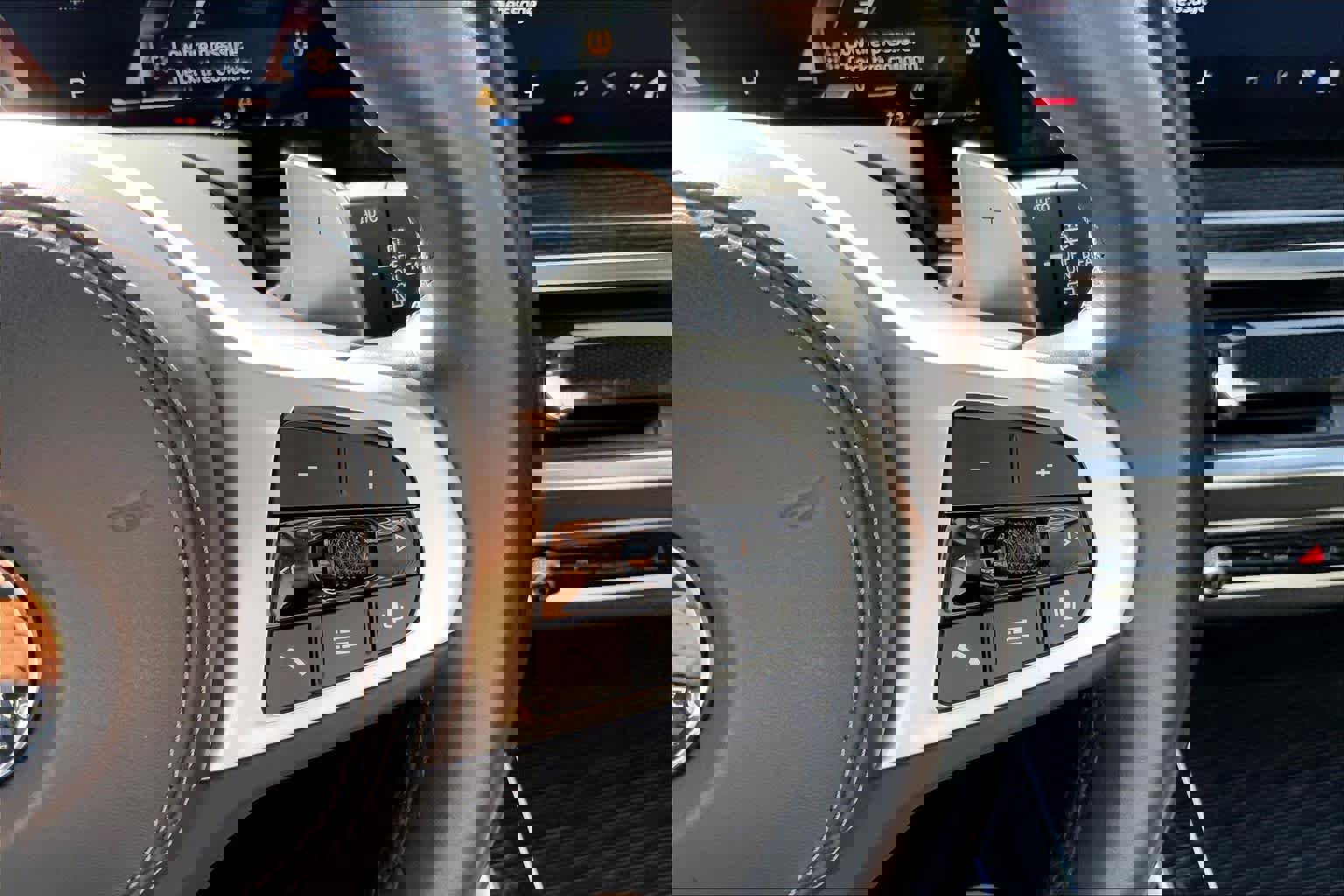 Used 2024 BMW X7 xDrive40i w/ M Sport Package image 24