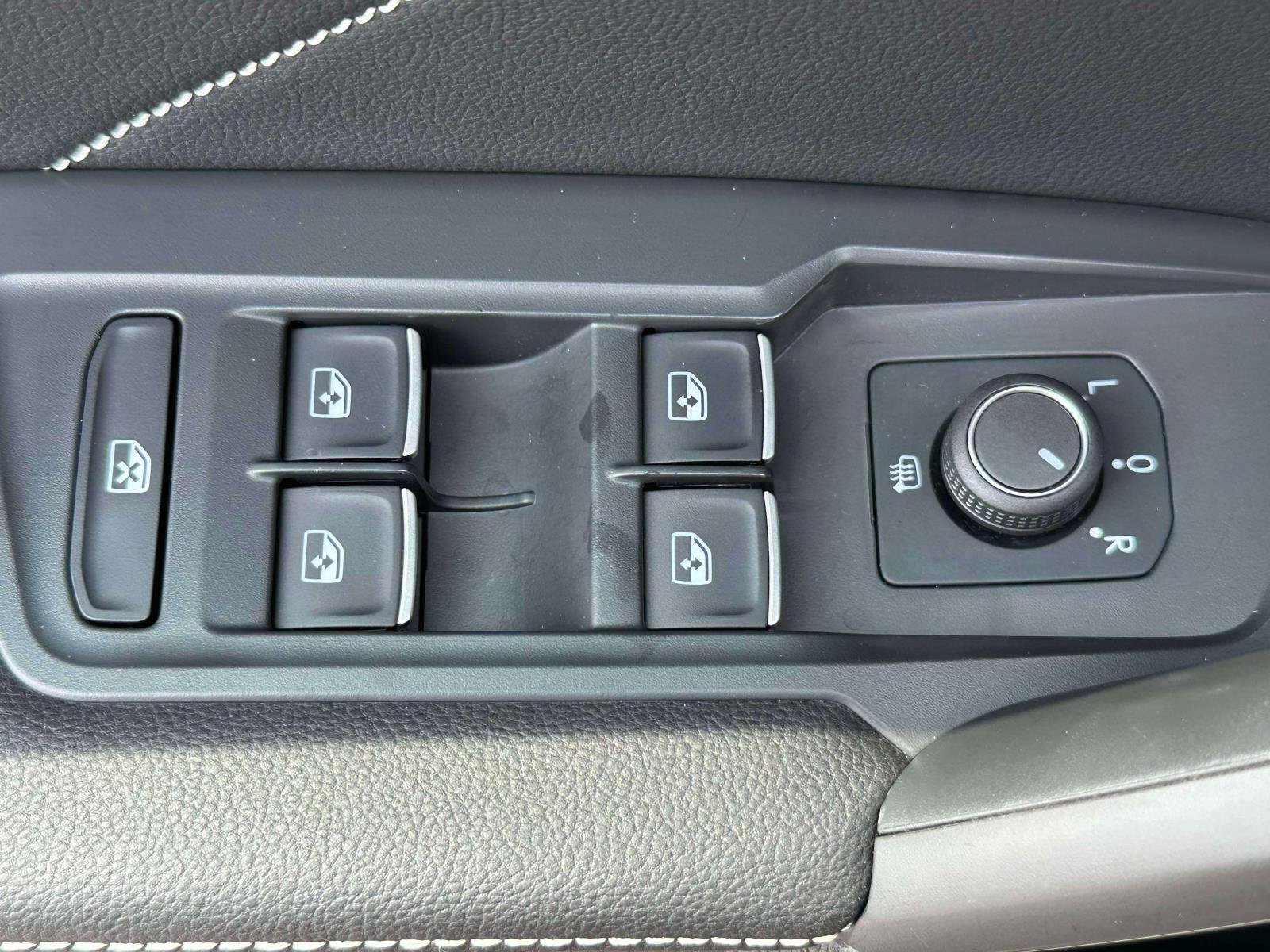Certified 2023 Volkswagen Tiguan SE R-Line AWD/4WD image 13