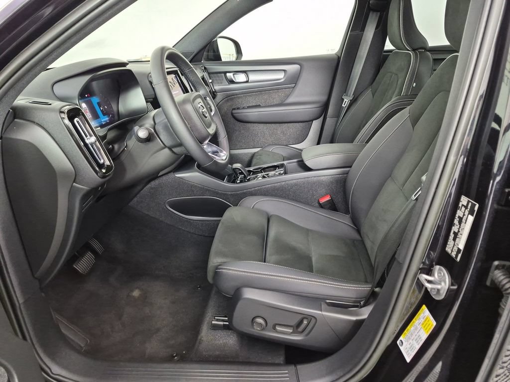 Used 2023 Volvo XC40 B5 Plus AWD/4WD image 16