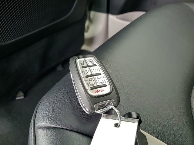 Used 2024 Chrysler Pacifica Select image 30