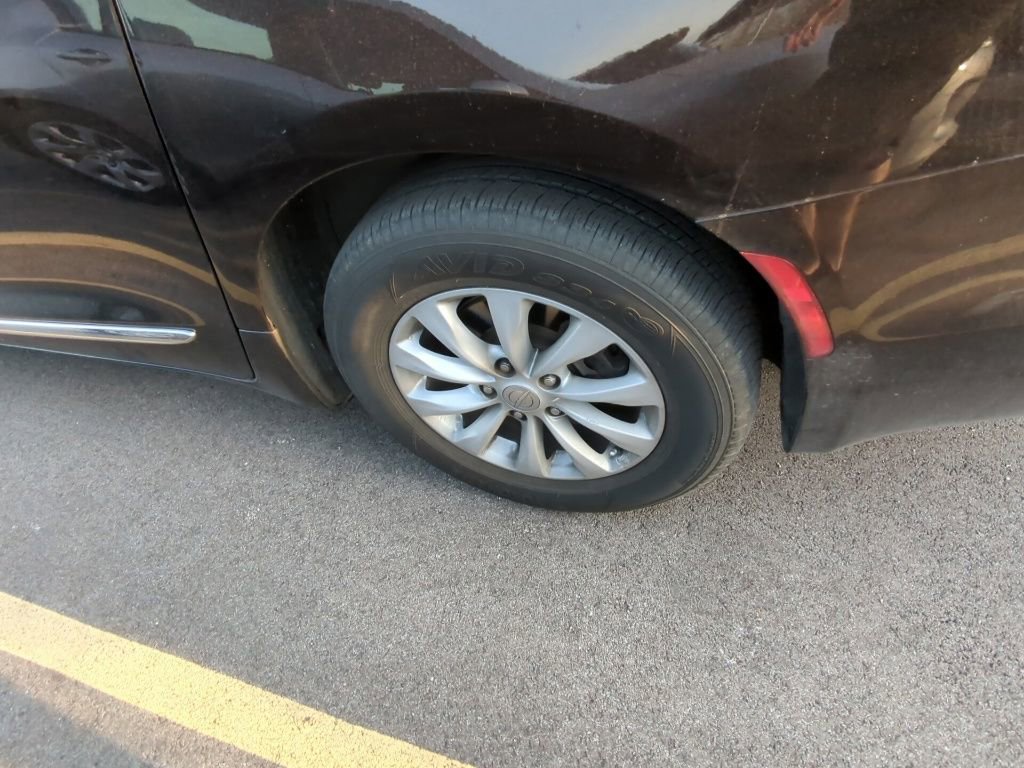 Used 2019 Chrysler Pacifica Touring-L image 5