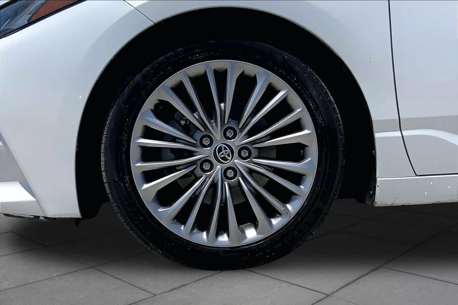 Used 2022 Toyota Avalon Limited w/ Advanced Safety Package FWD image 11