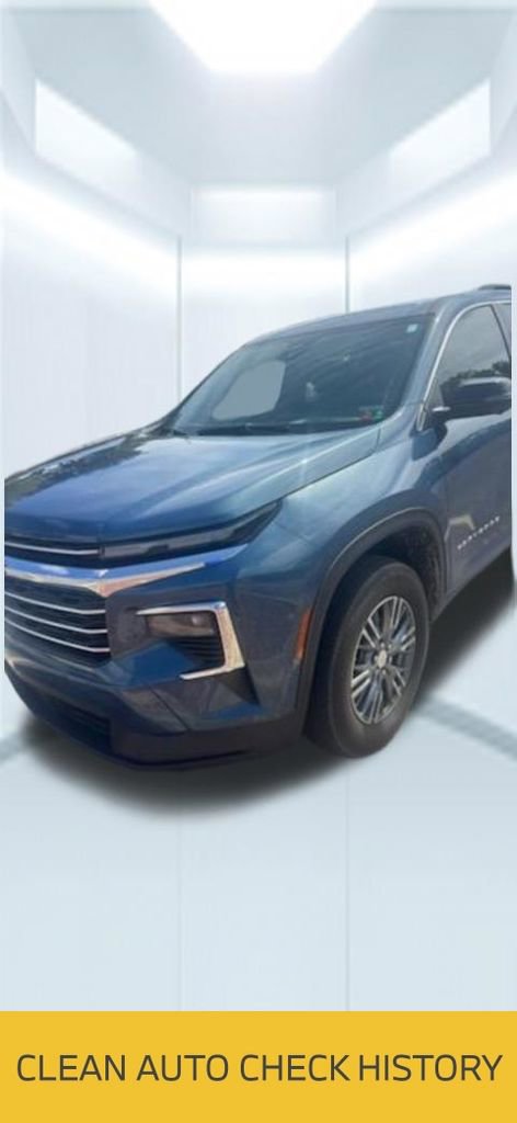Used 2024 Chevrolet Traverse LT FWD image 2