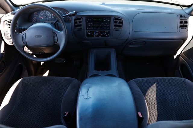 Used 2002 Ford Expedition XLT image 2