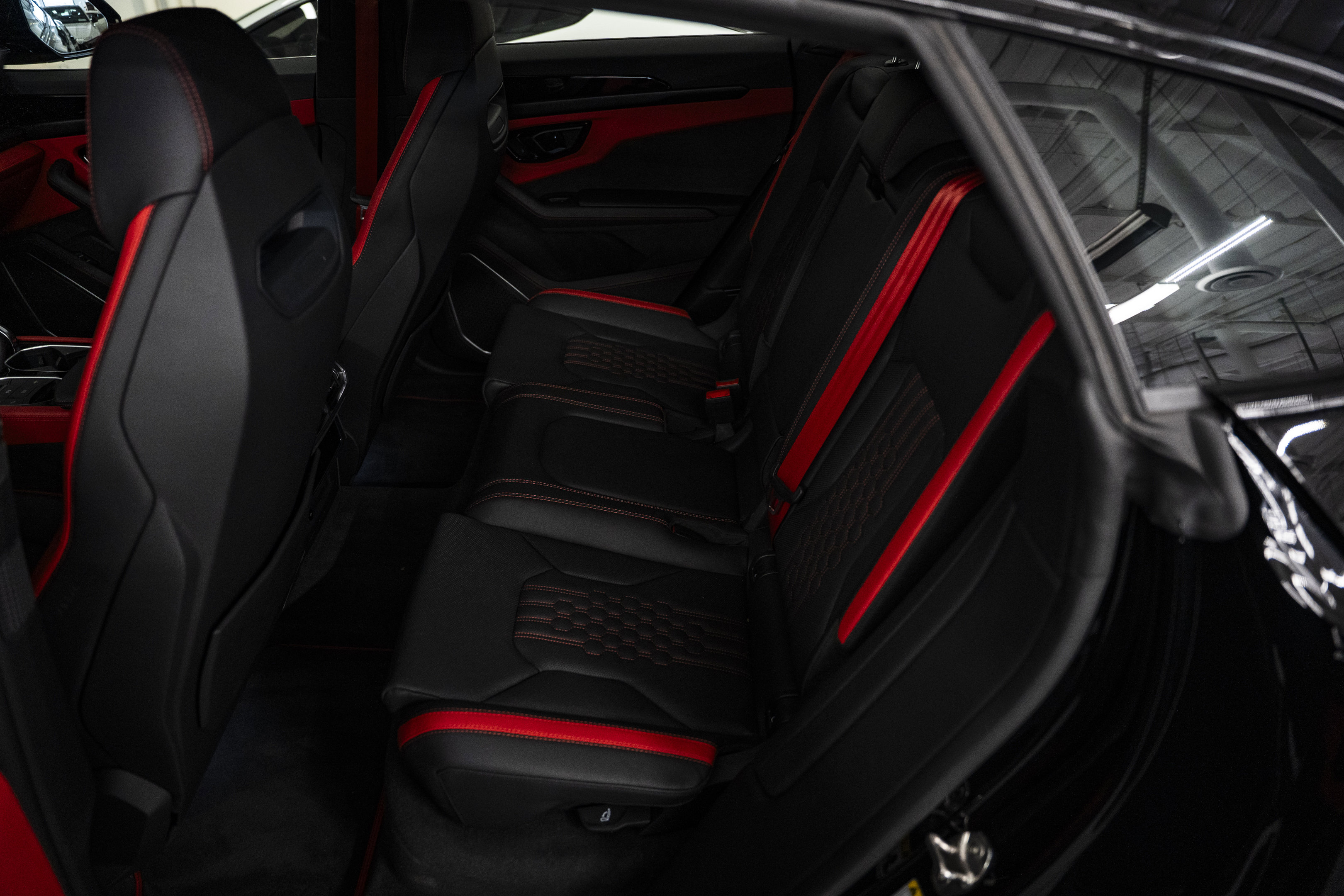 Used 2025 Lamborghini Urus SE AWD/4WD image 28