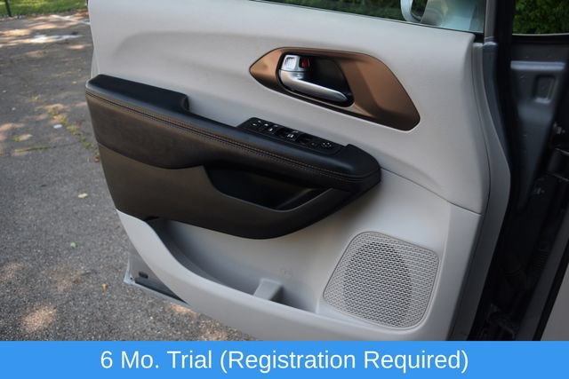 Used 2017 Chrysler Pacifica Touring-L FWD image 19