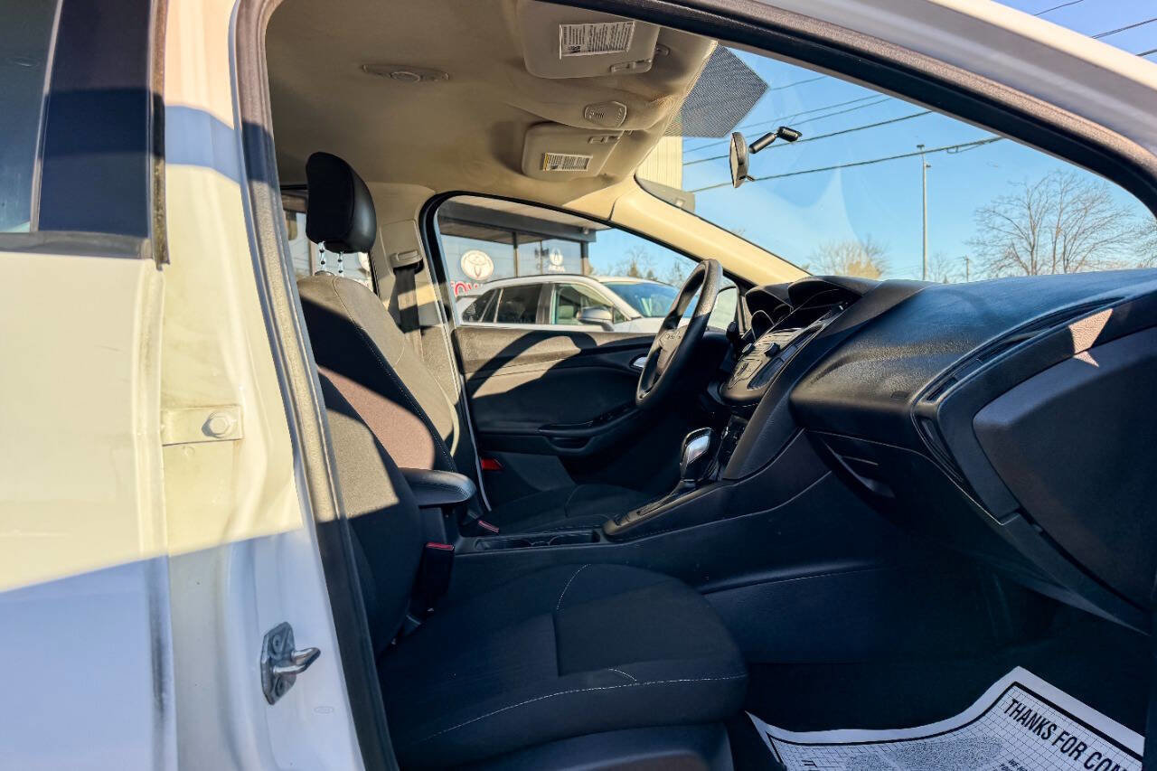 Used 2016 Ford Focus SE w/ Reverse Sensing Package image 12