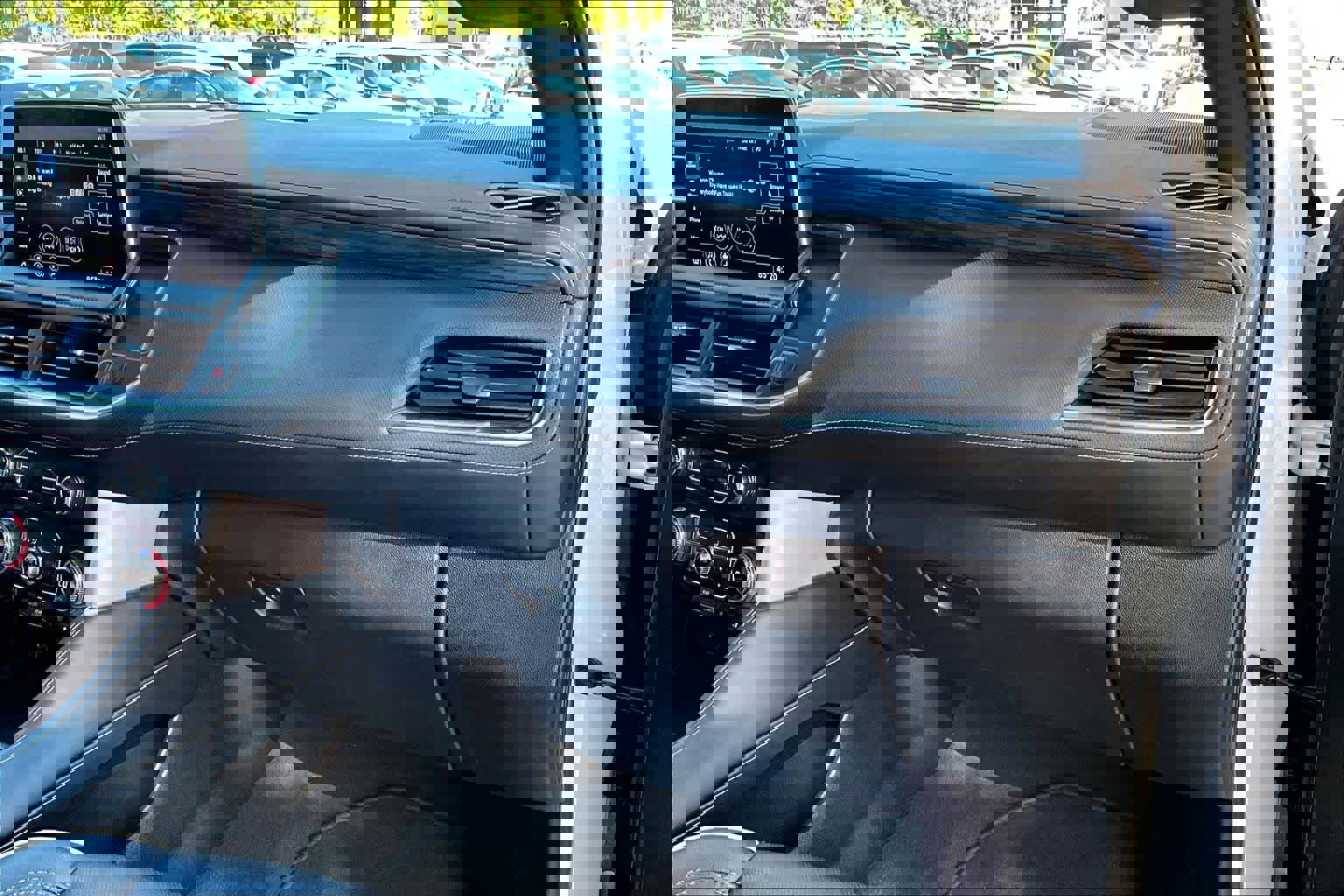 Used 2021 GMC Yukon SLT w/ SLT Premium Package image 19