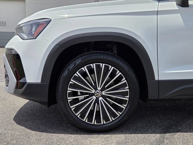 Certified 2025 Volkswagen Taos SE FWD image 10