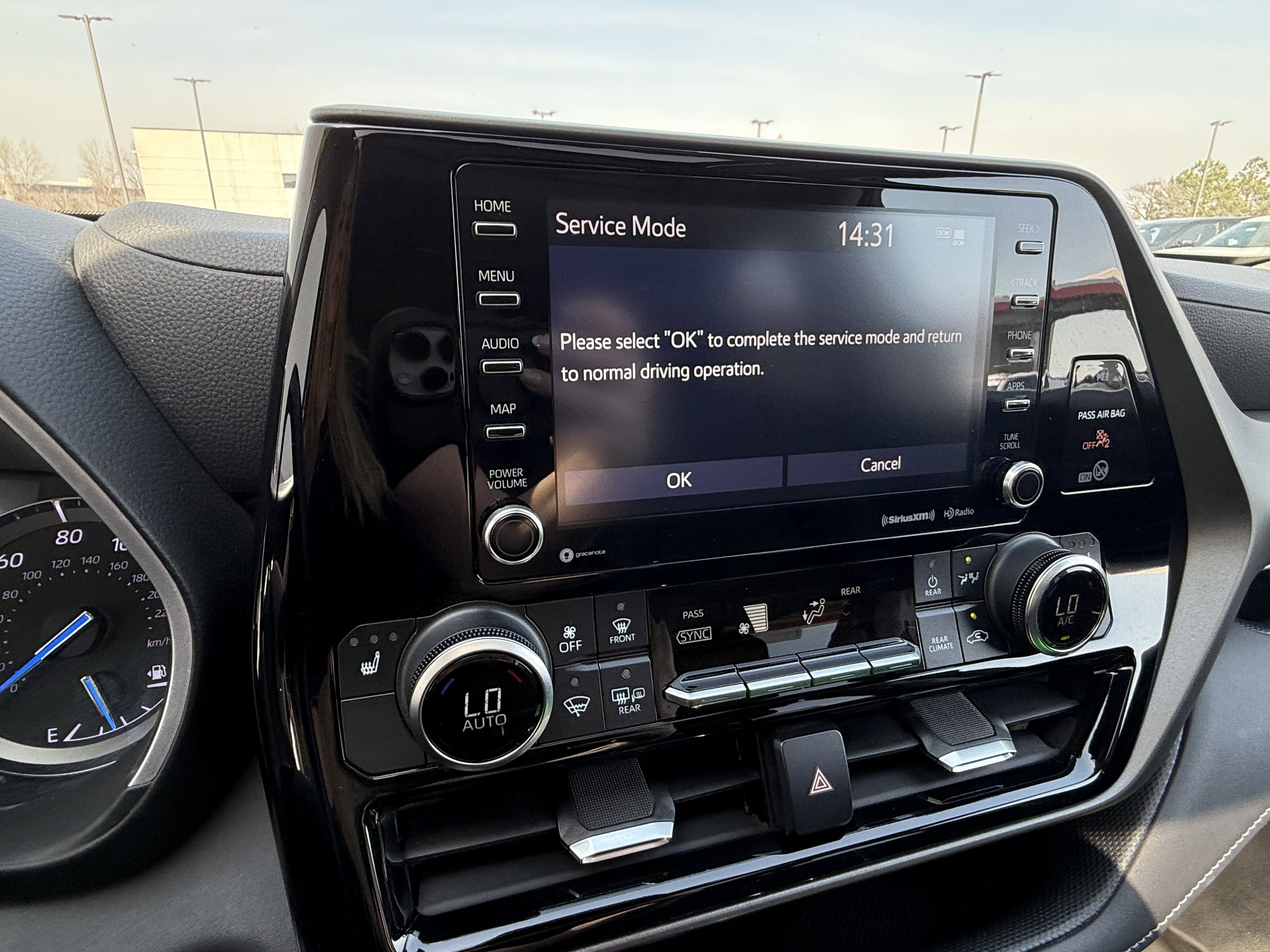 Used 2020 Toyota Highlander XLE image 10