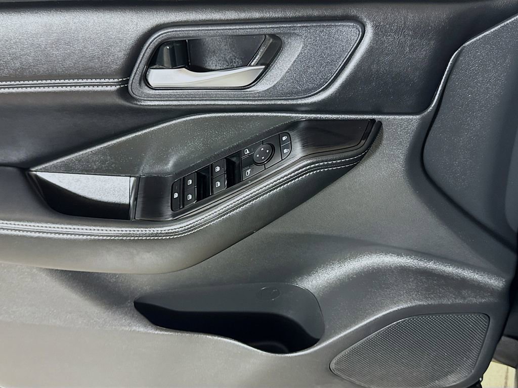 Used 2024 Nissan Rogue SV w/ SV Premium Package FWD image 15