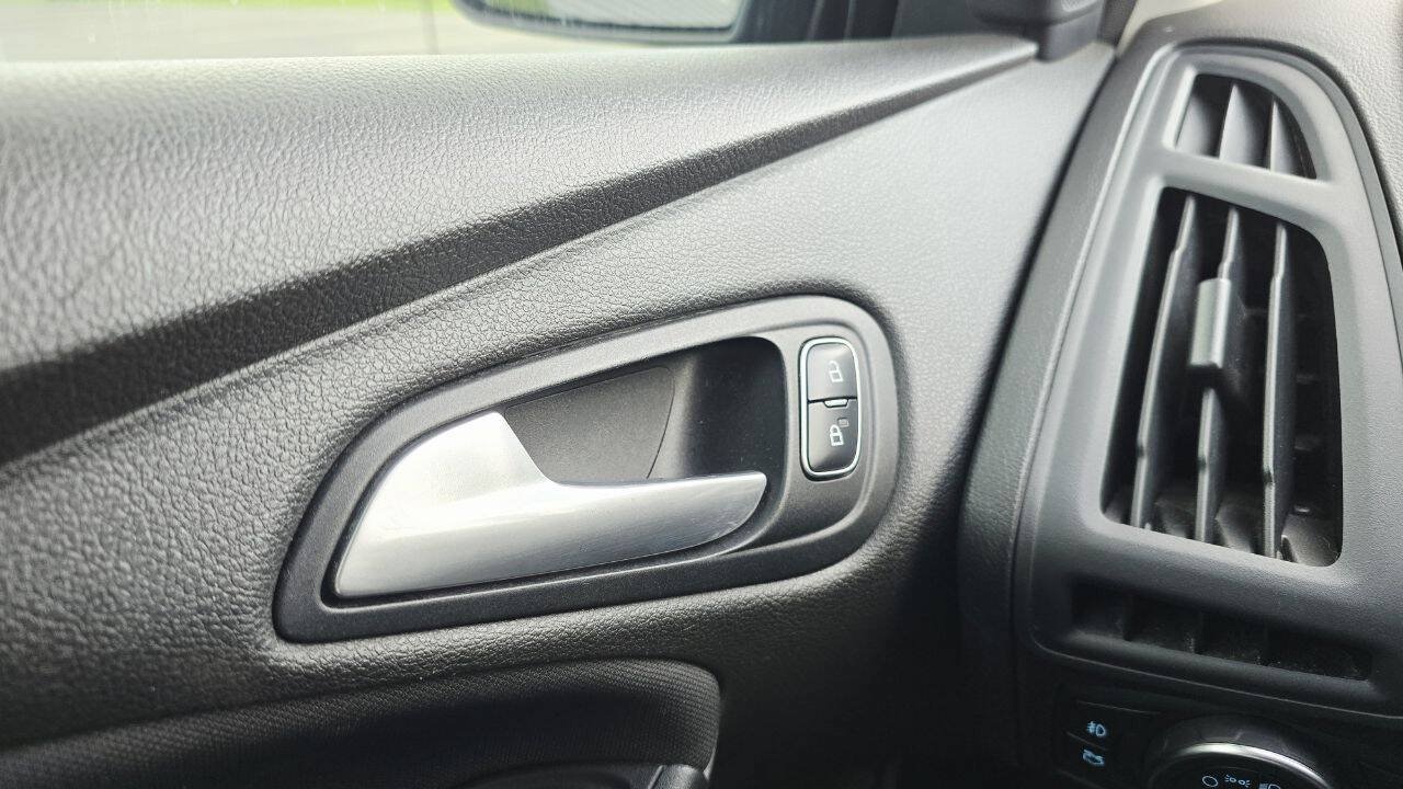 Used 2016 Ford Focus SE w/ Equipment Group 201A FWD image 25