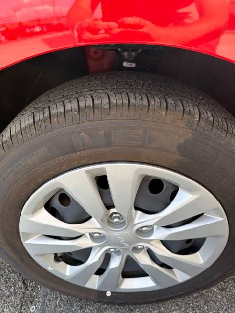 Used 2025 Kia Soul LX FWD image 2