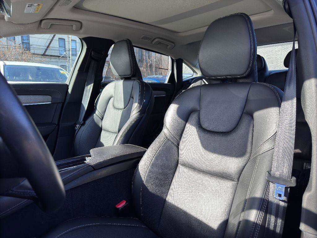 Used 2022 Volvo S90 B6 Inscription w/ Advanced Package image 19