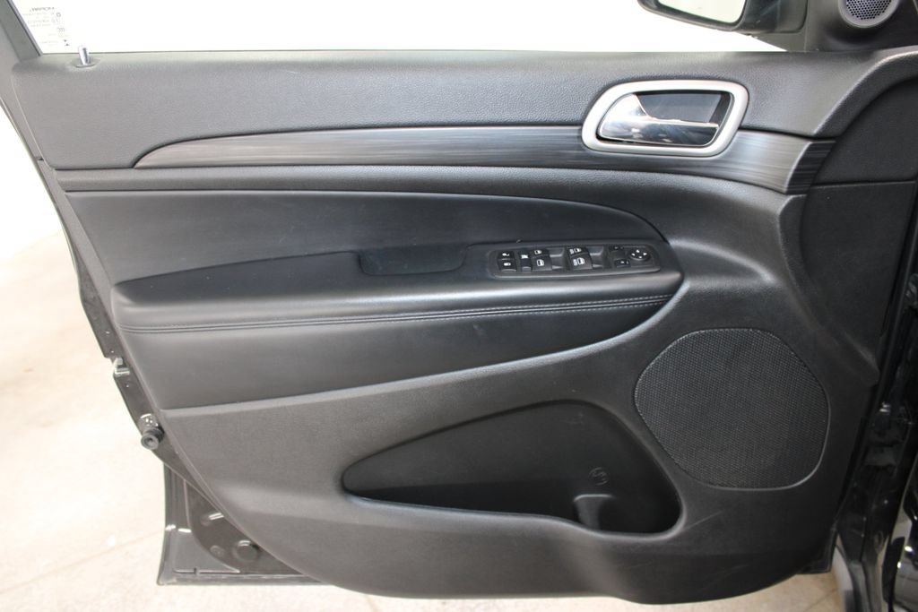 Used 2022 Jeep Grand Cherokee Laredo X RWD image 16