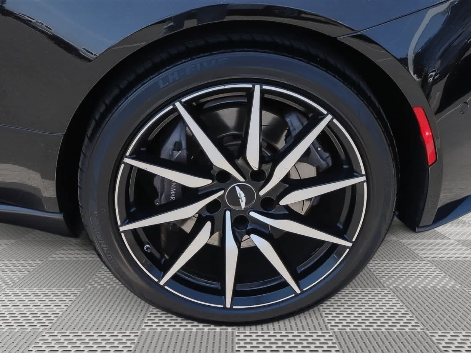 Used 2020 Aston Martin DB11 Coupe RWD image 12