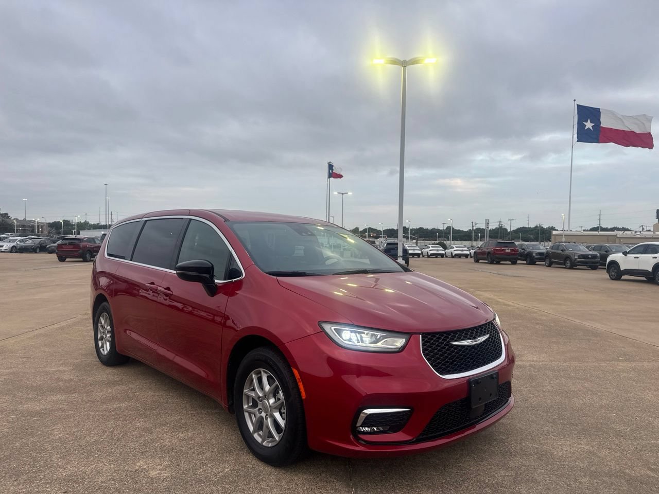 Used 2025 Chrysler Pacifica Select FWD image 1