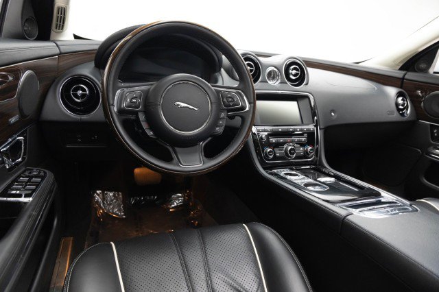 Used 2016 Jaguar XJ R-Sport image 6