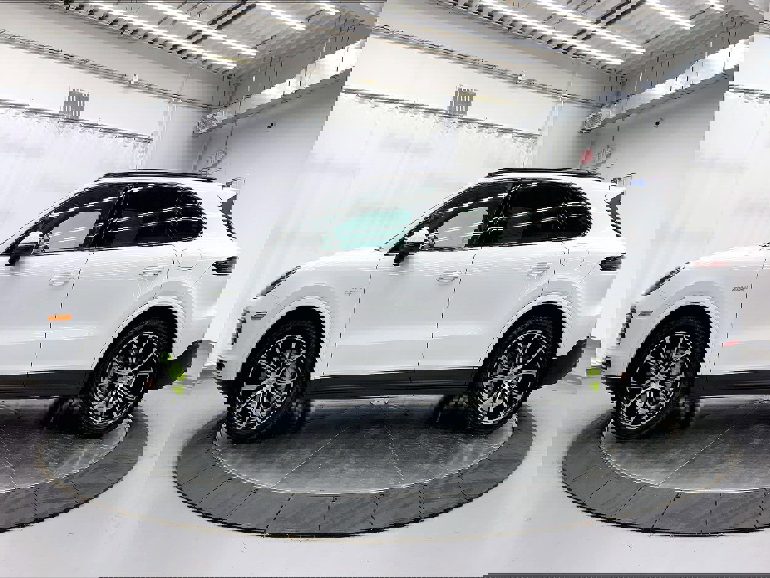 Used 2022 Porsche Cayenne E-Hybrid image 2