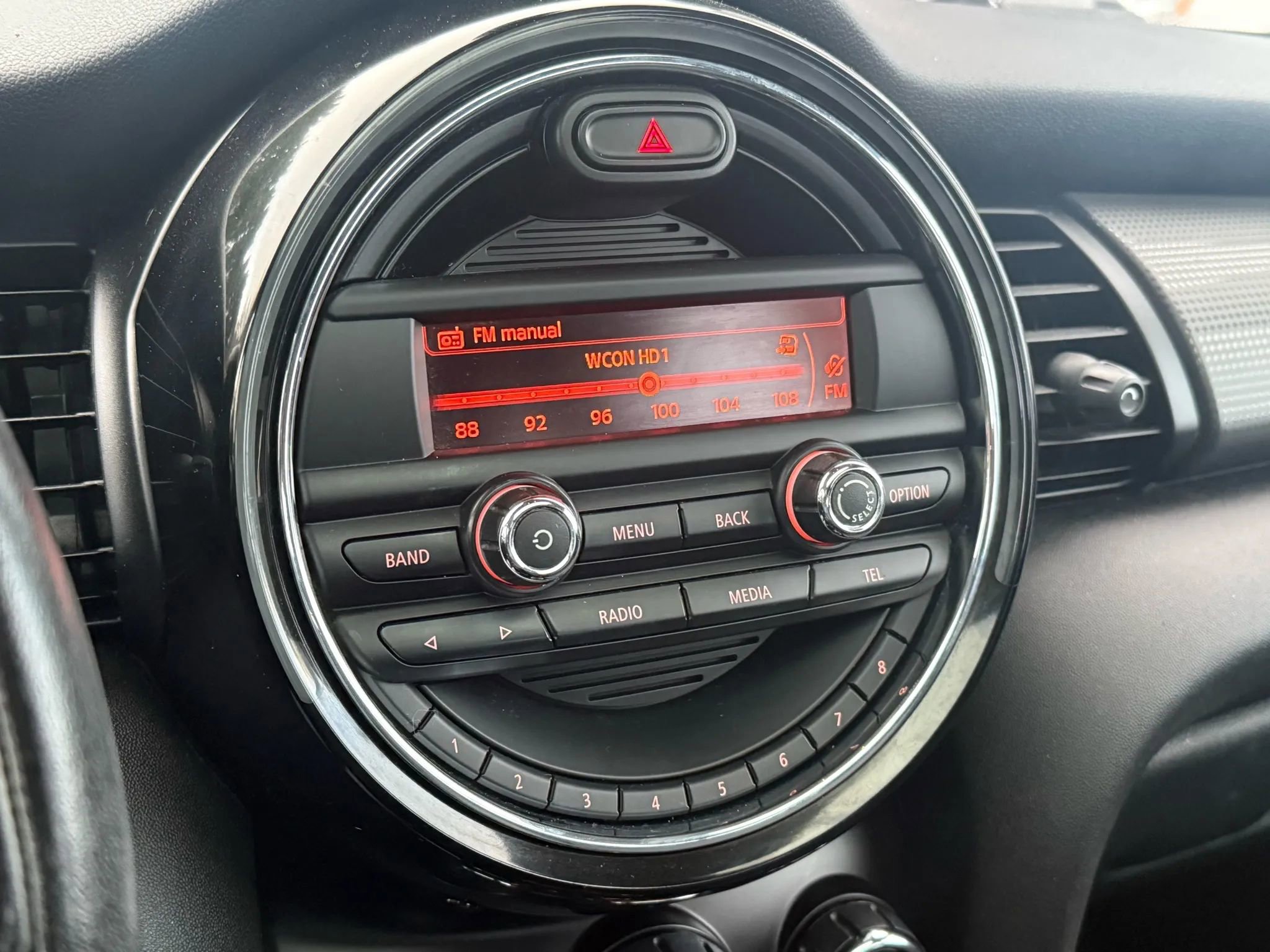 Used 2015 MINI Cooper 4-Door Hardtop image 32