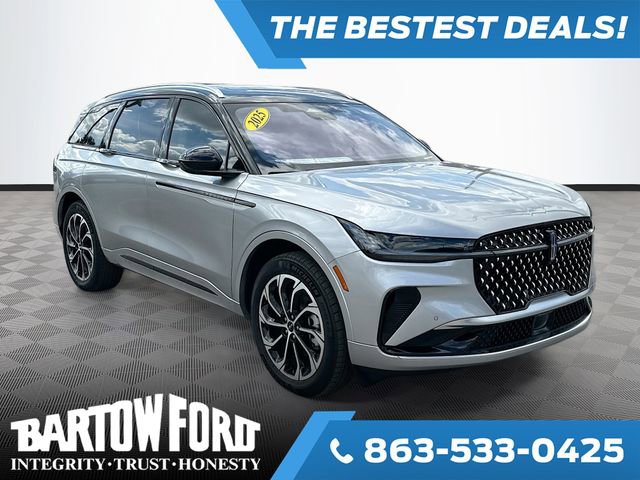 Used 2025 Lincoln Nautilus Reserve image 3