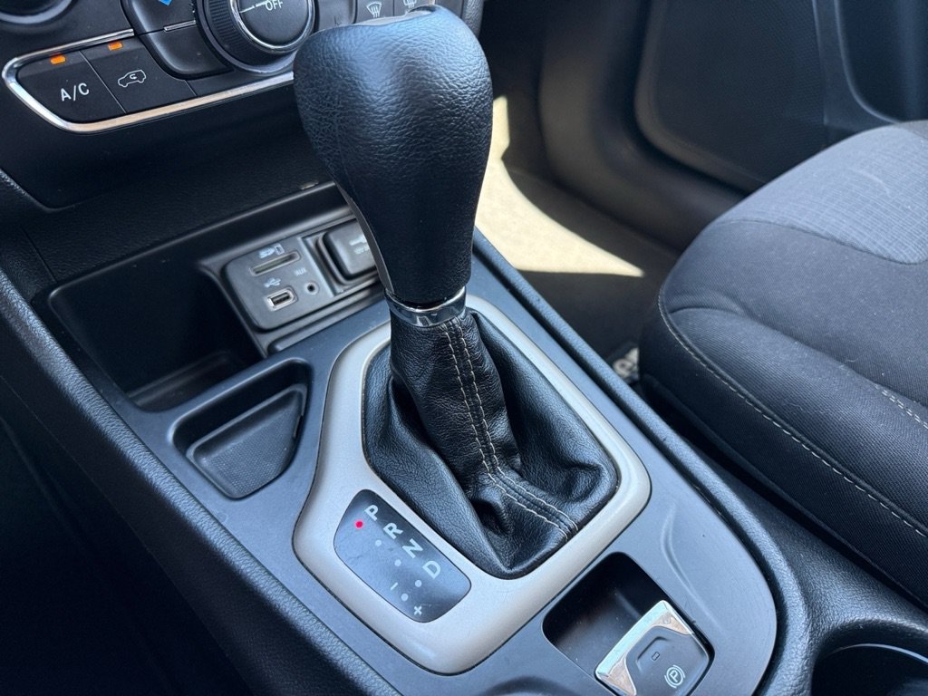 Used 2015 Jeep Cherokee Latitude FWD image 28