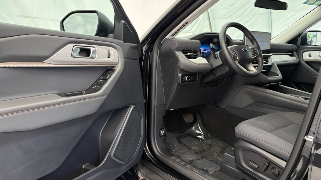 Used 2025 Ford Explorer Active AWD/4WD image 43
