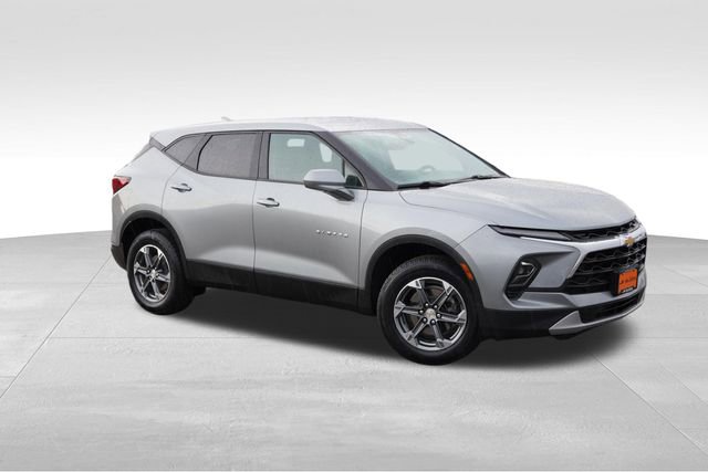 Used 2025 Chevrolet Blazer LT AWD/4WD image 2