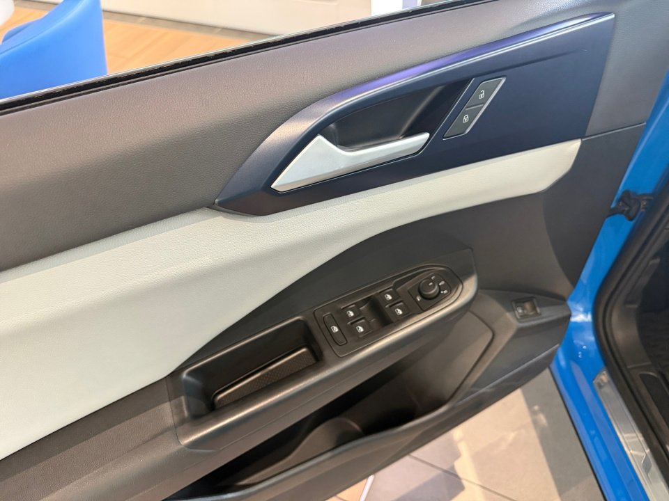 Certified 2022 Volkswagen Taos SE w/ Panoramic Sunroof Package image 36