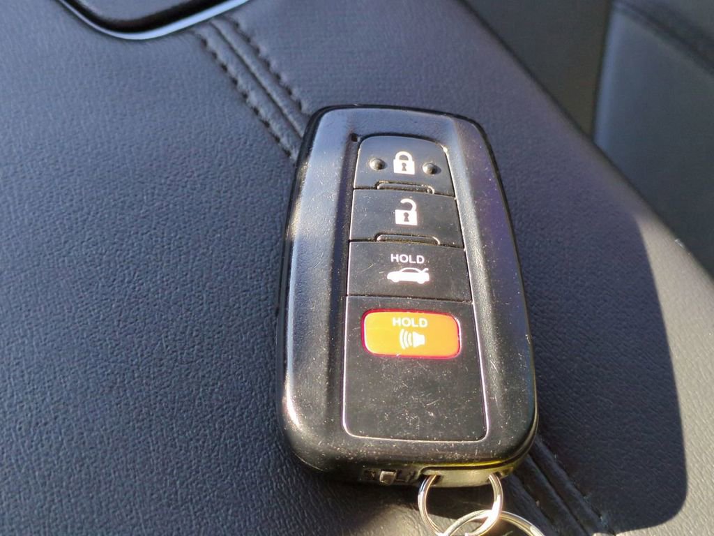 Certified 2022 Toyota Avalon XLE image 29