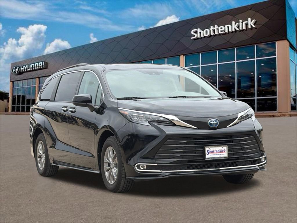 Used 2024 Toyota Sienna XLE image 3