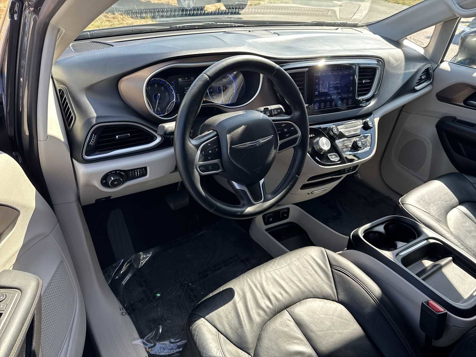 Used 2017 Chrysler Pacifica Touring-L FWD image 2