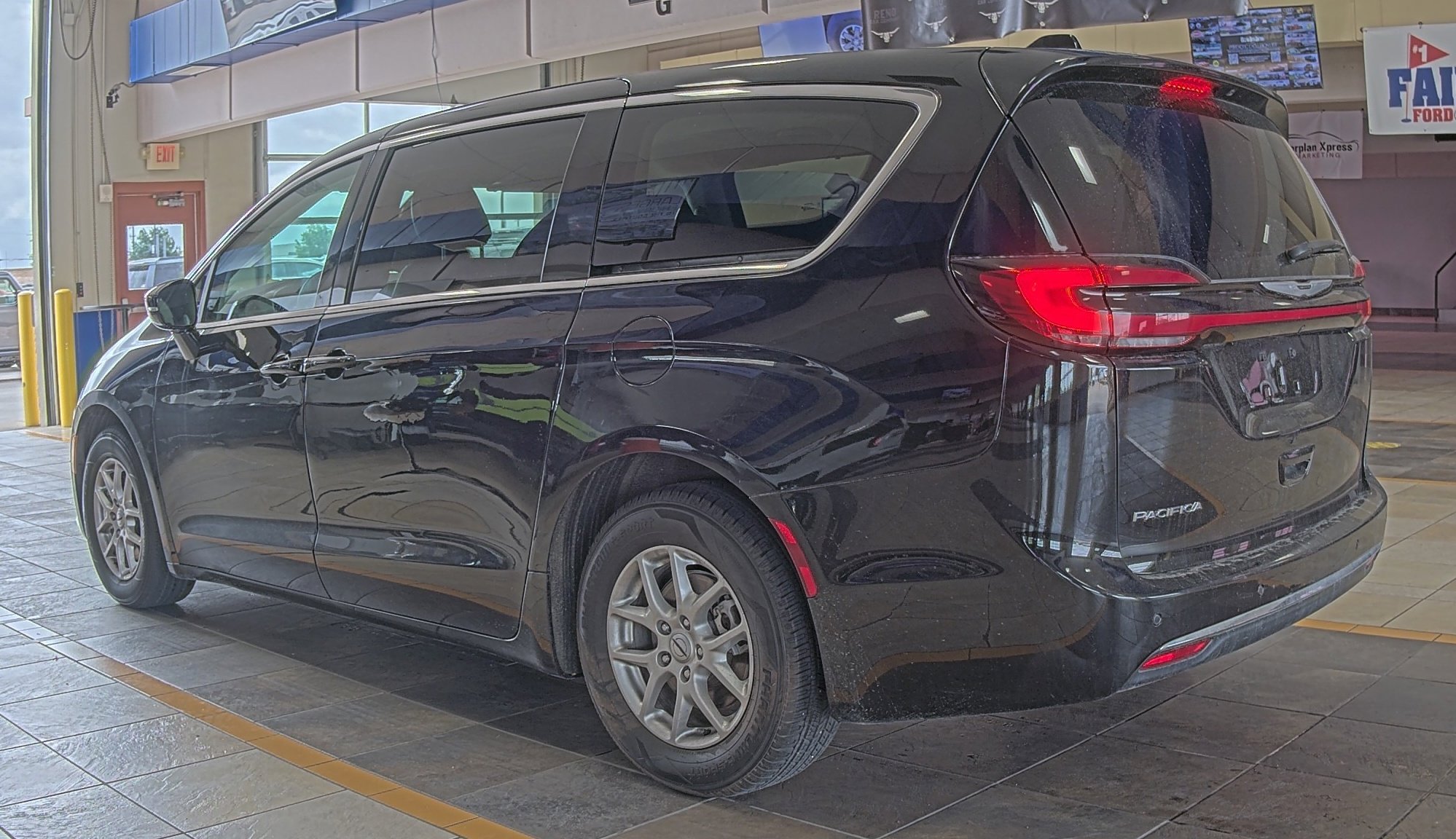 Used 2024 Chrysler Pacifica Touring-L image 2