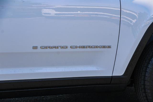 New 2025 Jeep Grand Cherokee Laredo image 11