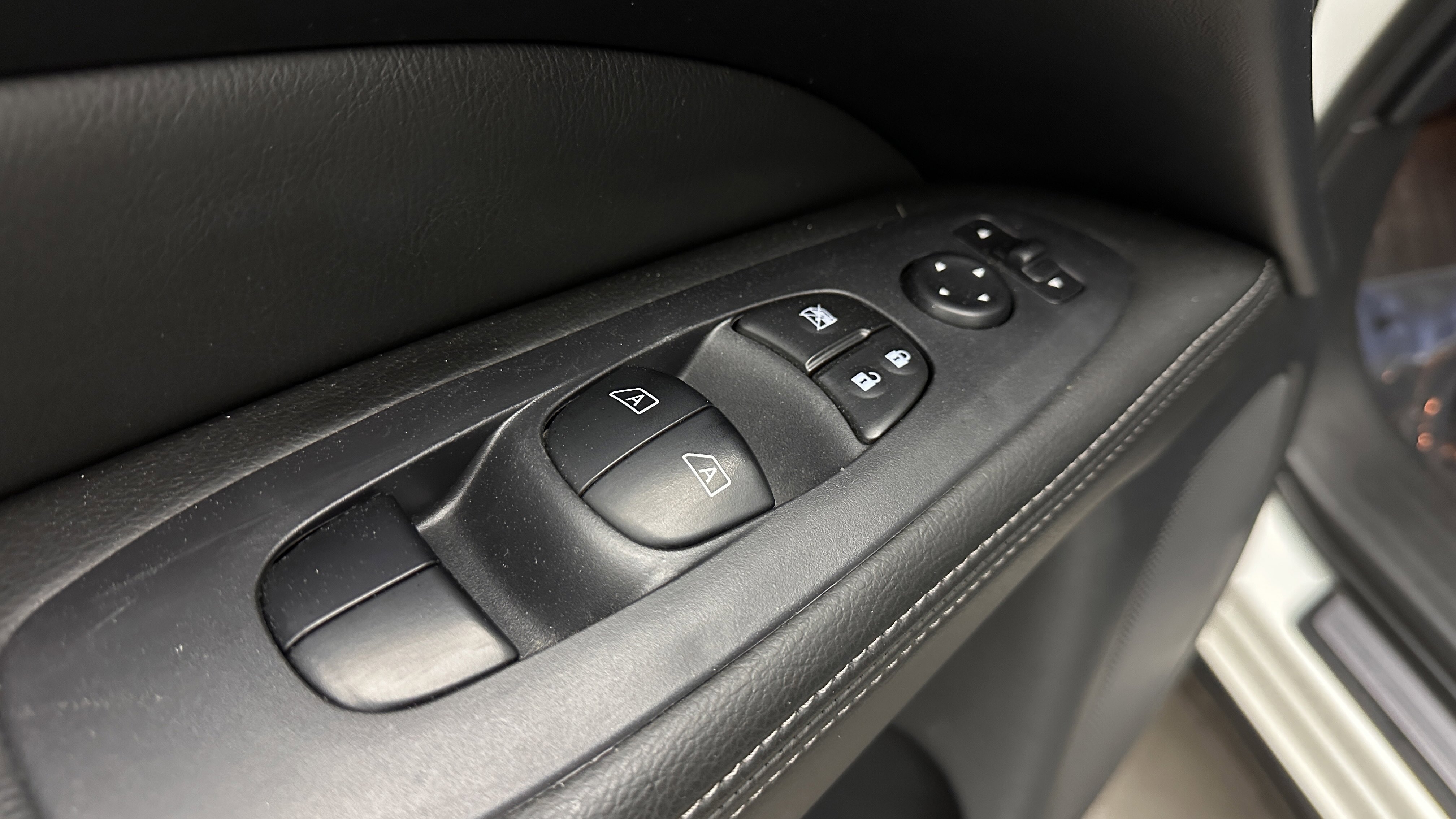 Used 2019 Nissan Pathfinder SL w/ Cargo Package image 12