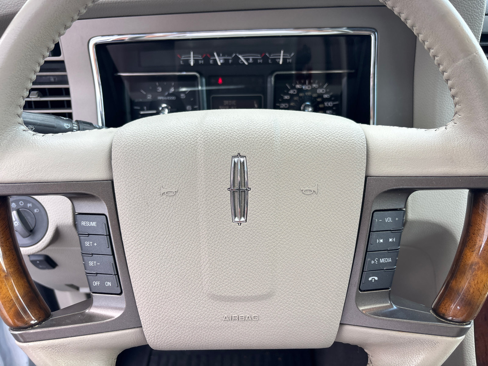 Used 2014 Lincoln Navigator L 4WD image 16