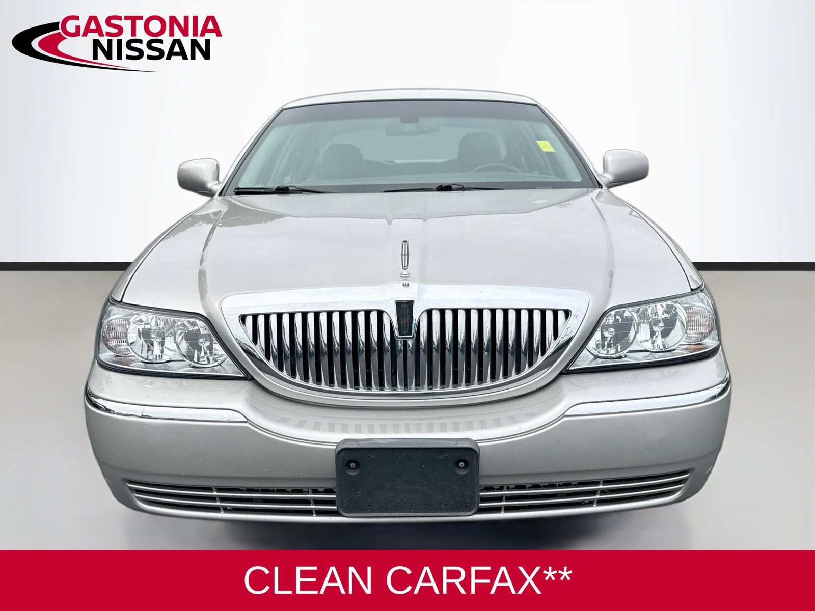 Used 2008 Lincoln Town Car Signature Limited RWD image 2