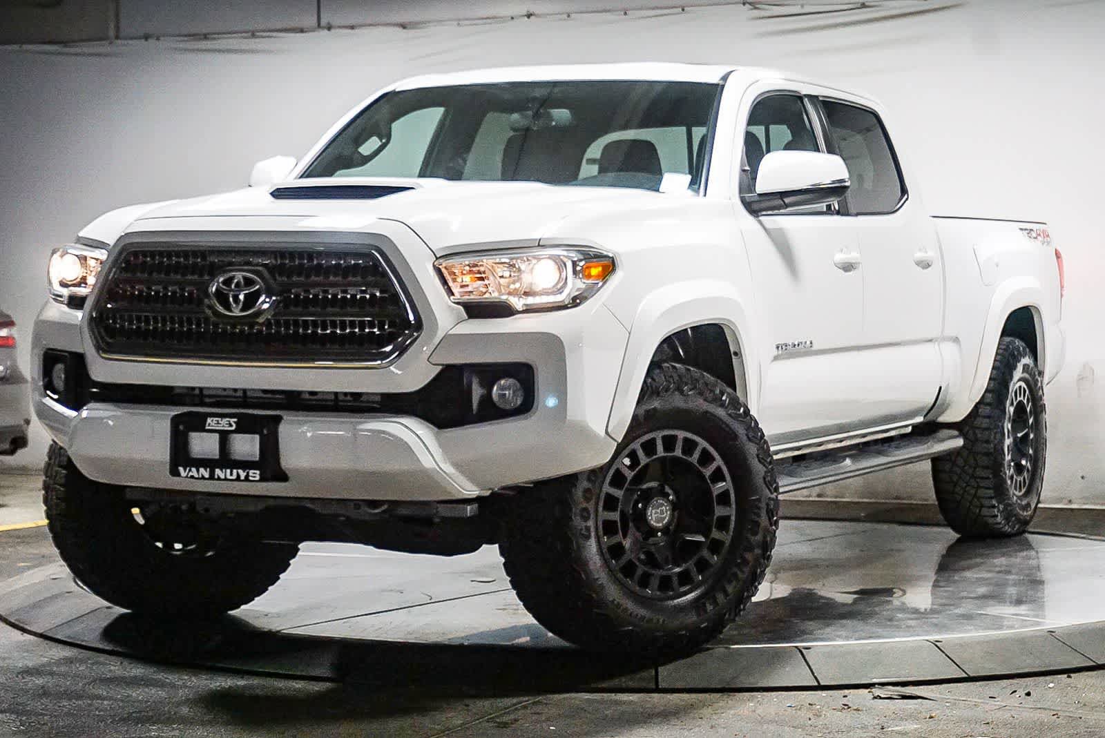 Used 2017 Toyota Tacoma TRD Sport AWD/4WD image 1