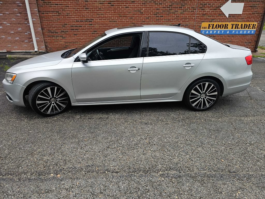 Used 2011 Volkswagen Jetta SEL FWD image 2