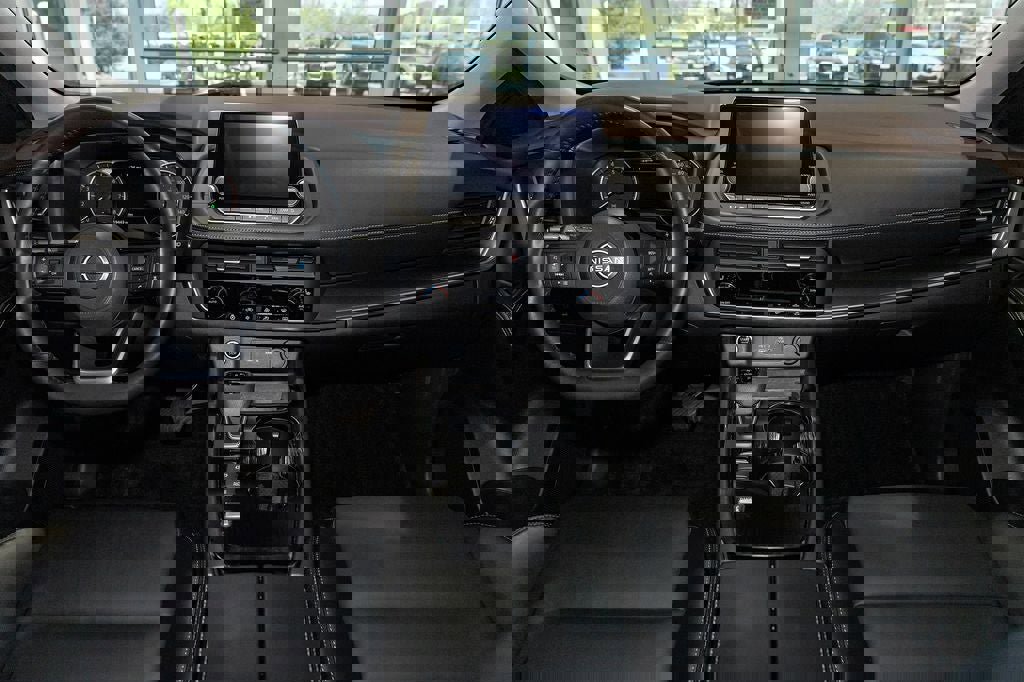 Used 2023 Nissan Rogue SV w/ SV Premium B Package image 2