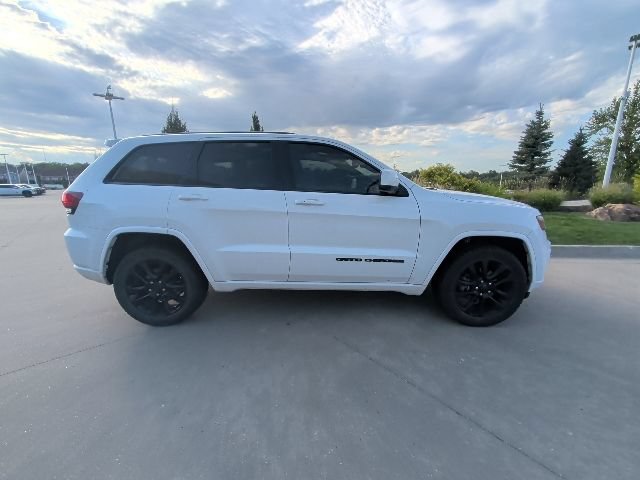 Used 2017 Jeep Grand Cherokee Altitude AWD/4WD image 2