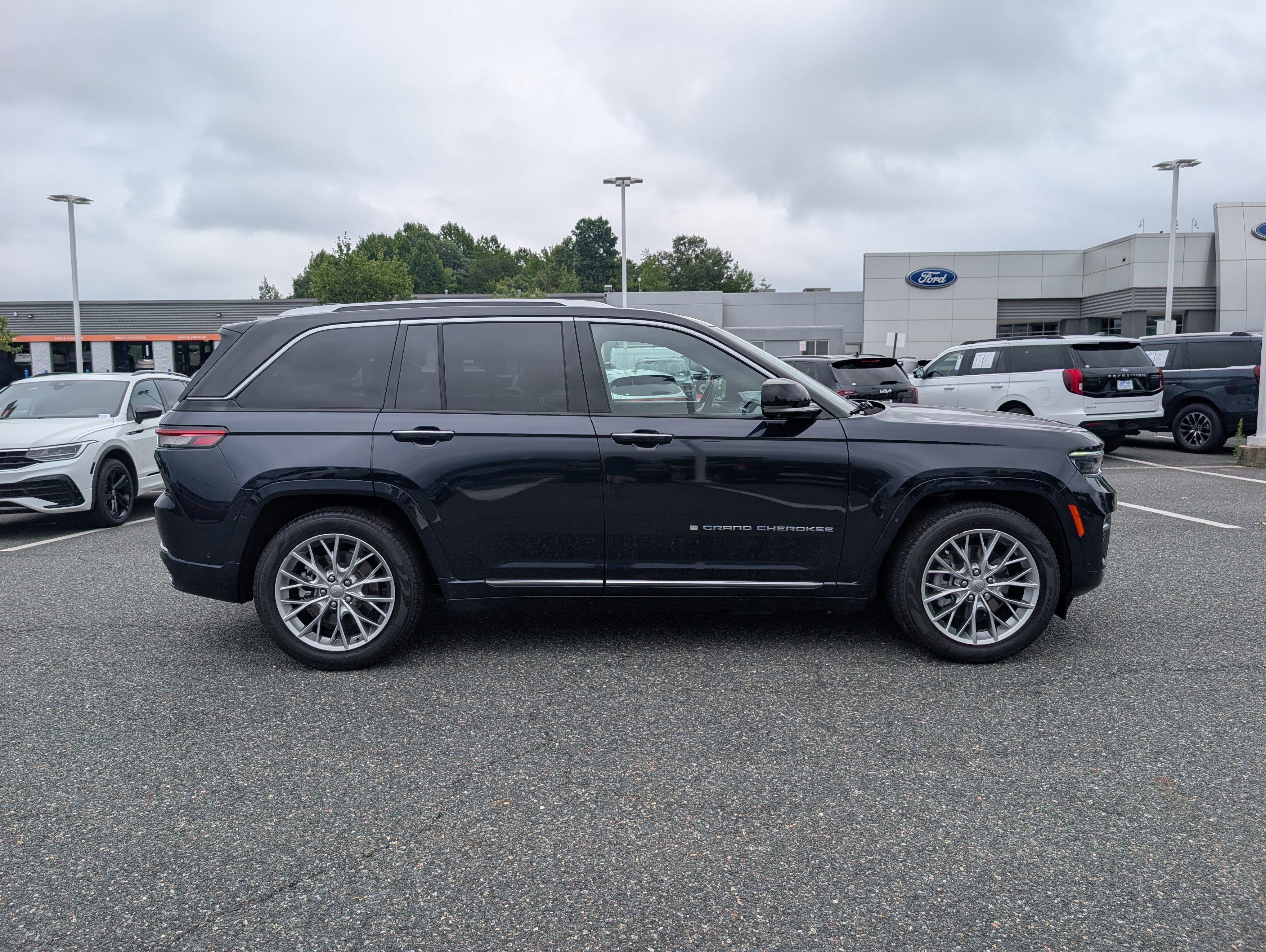 Used 2023 Jeep Grand Cherokee Summit w/ Advanced Protech Group IV AWD/4WD image 2