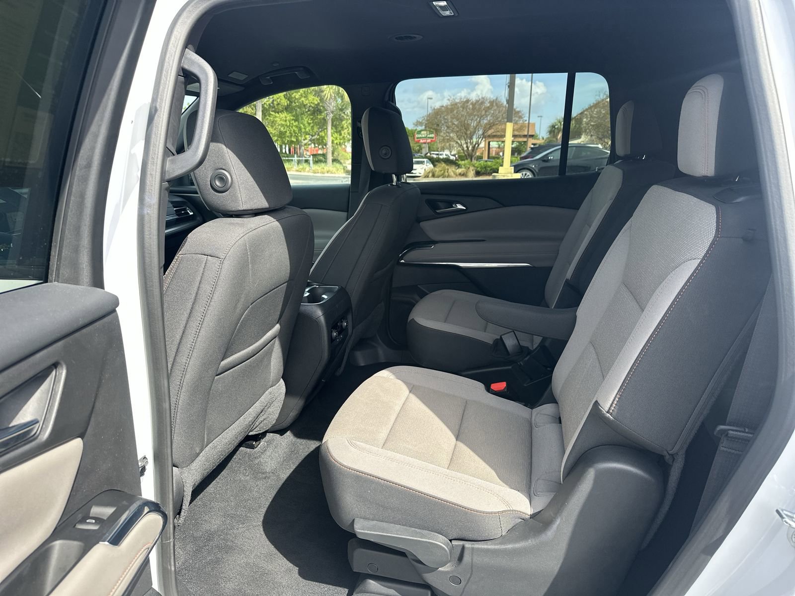 Used 2025 Chevrolet Traverse LT FWD image 31