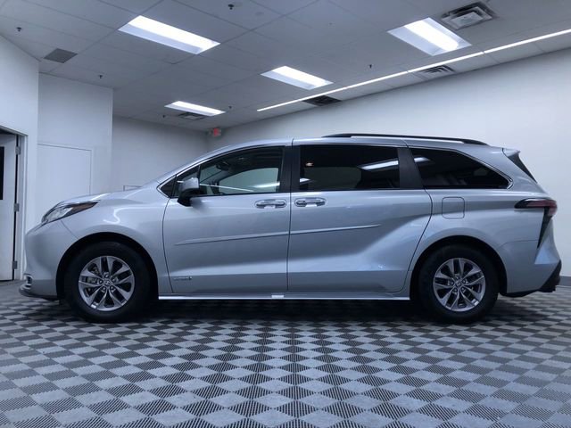 Used 2021 Toyota Sienna XLE image 11