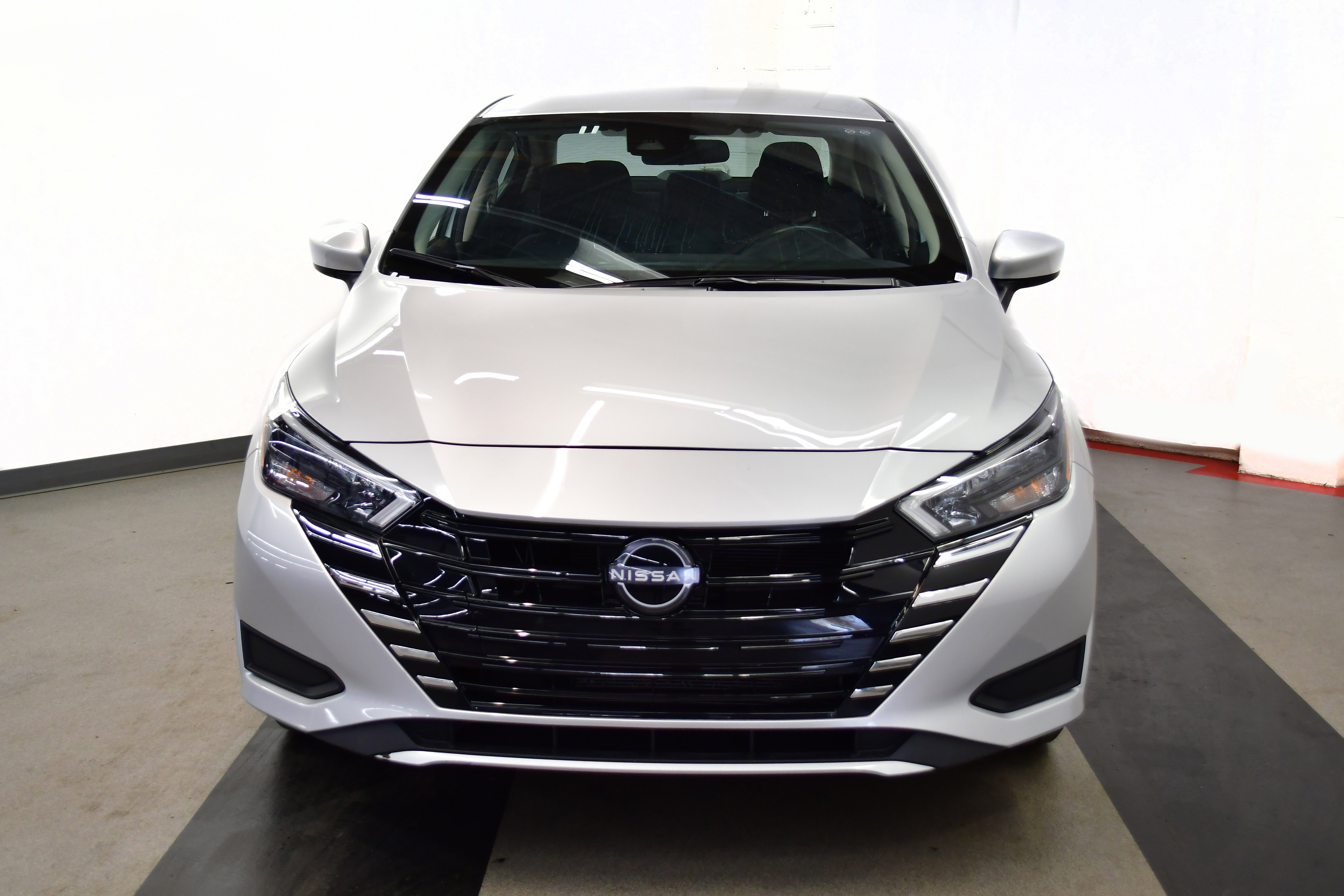 Used 2025 Nissan Versa SV image 3