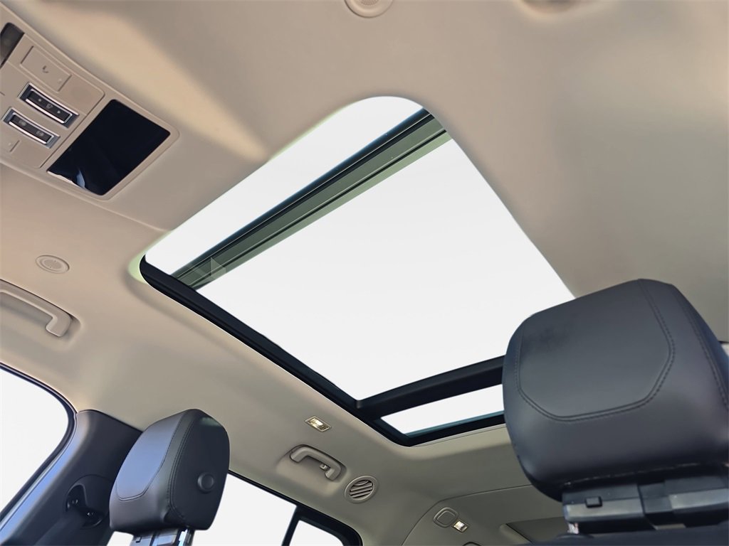 Certified 2023 Land Rover Defender 130 X-Dynamic SE image 31