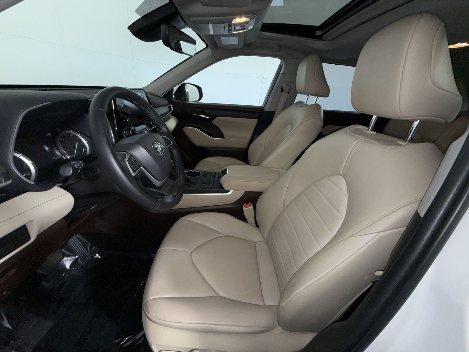 Used 2022 Toyota Highlander XLE AWD/4WD image 13