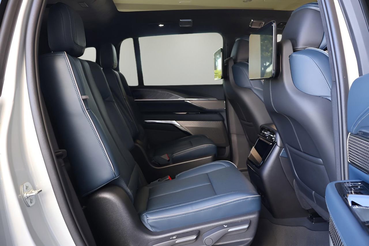 New 2025 Cadillac Escalade IQ Luxury 2 AWD/4WD image 18